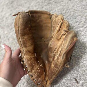 Vintage Baseball Glove with no info to give :( Please read below)